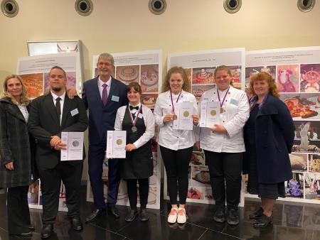 Dijaki in profesorji Srednje šole Izola na Turistično gostinskem zboru (vir: Srednja šola Izola) 